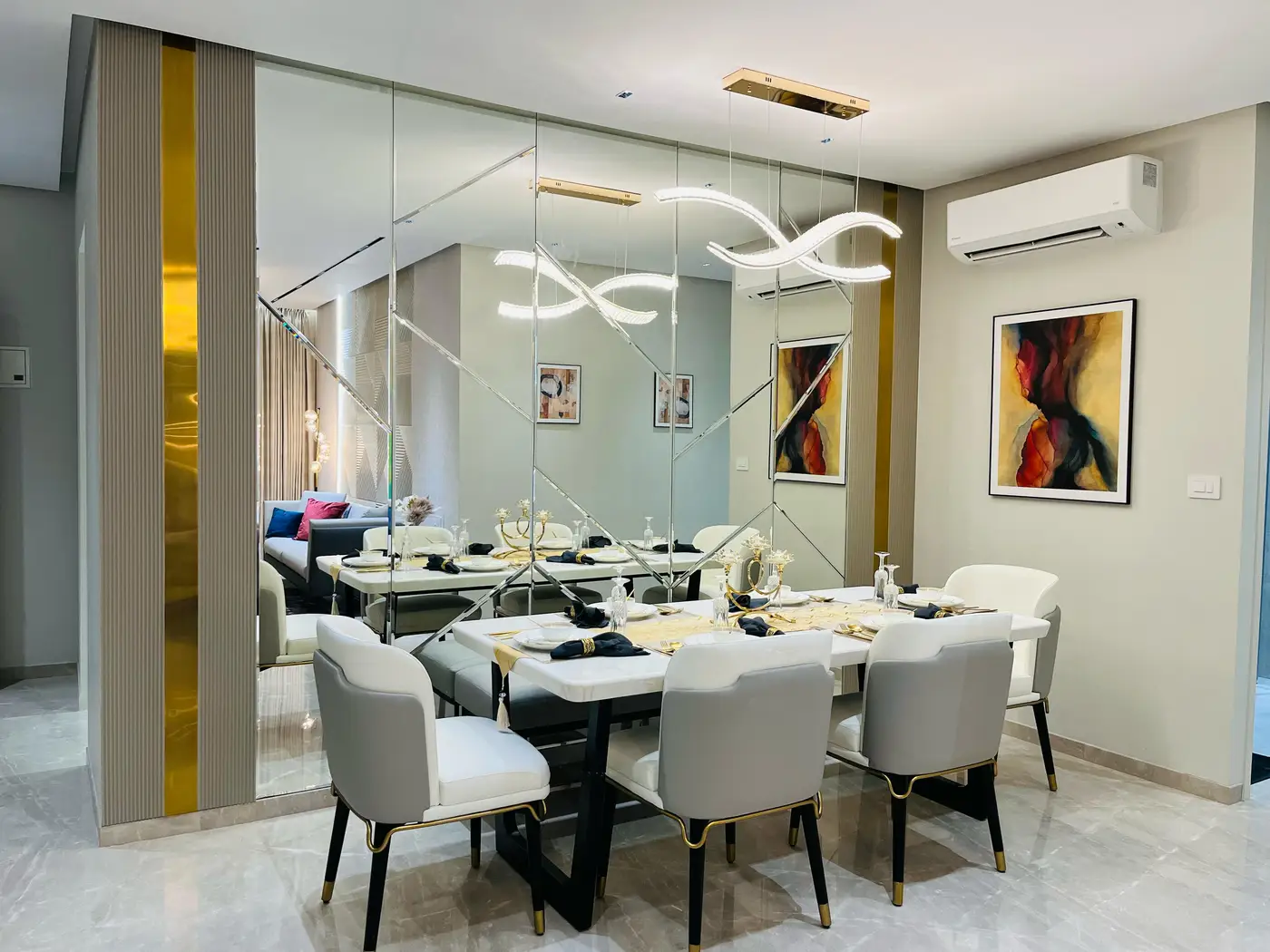 Show Flats — Dining table in front of a mirror wall